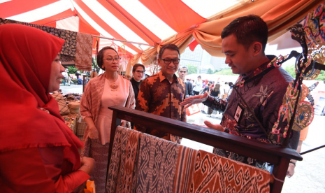 General Manager BNI Cabang Tokyo Aryo Bimo (kanan) bersama-sama Duta Besar Indonesia untuk Jepang Arifin Tasrif (kedua dari kanan) saat berbincang-bincang dengan salah satu pelaku usaha asal Indonesia yang diajak berpromosi pada acara Festival Indonesia di Tokyo, Jepang, Minggu (29 Juli 2018). 