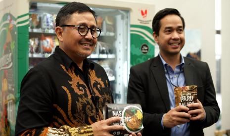 General Manager BNI Tokyo Yudhi Zufrial menunjukkan produk halal Indonesia usai peresmian vending machine halal di KBRI Tokyo, Jepang, Senin (12/6/2023).