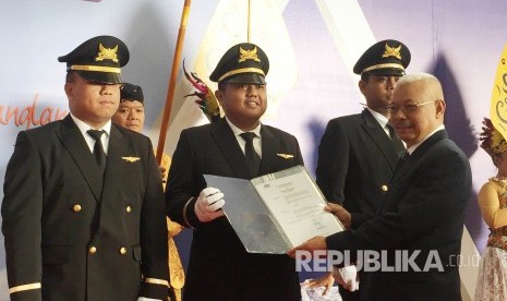 General manager BPA Gijanto Sumartono menyerahkan raport kepada wisudawan terbaik pada acara wisuda BPA, di Aula Apron D Husen Sastranegara, Bandung, Kamis (20/7).