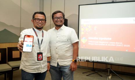 General Manager Consumer Business Region Jabar Telkomsel, Erwin Tandra Saragih menunjukkan aplikasi Telkomsel