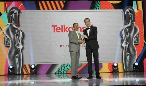 General Manager Culture and Communications Telkomsel, Gilang M.S. Arifin (kiri), menerima penghargaan HR Asia Sustainable Workplace Awards 2024 dari Group Publisher/Editor in Chief Business Media International, Datuk William Ng (kanan). Telkomsel menerima award tersebut atas keberhasilan dalam implementasi inisiatif keberlanjutan dan program CSR yang inovatif.