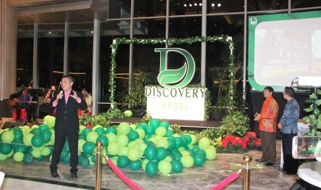  General Manager Discovery Hotel & Convention Ancol Willy Suderes memperkenalkan logo baru Discovery Ancol pada malam peluncuran di Jakarta, Jumat (11/1) malam WIB.