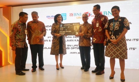 General Manager Divisi Hubungan Kelembagaan BNI GC Koen Yulianto, Rektor ITS Joni Hermana, Direktur Hubungan Kelembagaan BNI Adi Sulistyowati, Ketua Umum IKA ITS Dwi Soetjipto, Direktur Utama BNI Life Shadiq Akasya, dan Direktur BNI Life Intan Abdams Katoppo (kiri ke kanan) pada acara Penandatanganan Perjanjian Kerja Sama Penerbitan & Pengelolaan Kartu IKA ITS  dan Perjanjian Kerja Sama Penerbitan & Pengelolaan Asuransi BNI Life IKA ITS di Jakarta, Jumat (29/6). 