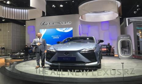 General Manager Lexus Indonesia Bansar Maduma berdiri di sebelah mobil listrik Lexus RZ di arena kameran Gaikindo Jakarta Auto Week 2023 di Jakarta, Senin (13/3/2023).