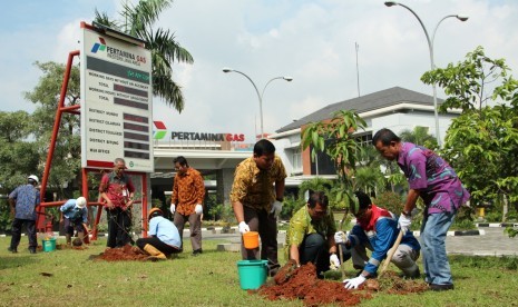 Kegiatan CSR salah satu perusahaan dengan menanam pohon