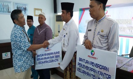 General Manager Pelindo 1 Cabang Dumai, Jonedi Ramli menyalurkan bantuan program Bina Lingkungan di Kota Dumai, Riau, kepada delapan penerima, Jumat (27/12). 