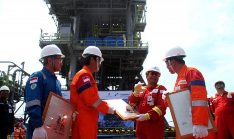 General Manager Pertamina Hulu Energi Offshore North West Java (PHE ONWJ) Siswantoro M. Prasodjo (kedua kiri), Kepala Divisi Manajemen Proyek dan Pemeliharaan Fasilitas SKK Migas Luky Agung Yuysgiantoro (kedua kanan), Direktur Development Pertamina Hulu Energi Afif Saifudin (kanan) dan Direktur Operasi PT Meindo Elang Indah Bambang Sucipto (kiri) berbincang bersama di sela acara pelepasan pelayaran (Sail Away) Anjungan YYA PHE ONWJ di Kutai Kartanegara, Kalimantan Timur, Senin (25/3/2019).