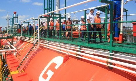 General Manager Pertamina MOR III Tengku Fernanda (kiri depan) meninjau fasilitas LPG di kapal tangker yang bersandar di Pelabuhan Cirebon, Jawa Barat, Kamis (13/6/2019). 