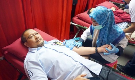   General Manager Pertamina RU VI Balongan Burhanudin, pekerja RU VI beserta keluarga, mitra kerja, serta masyarakat umum melakukan donor darah yang digelar Pertamina RU VI Balongan.