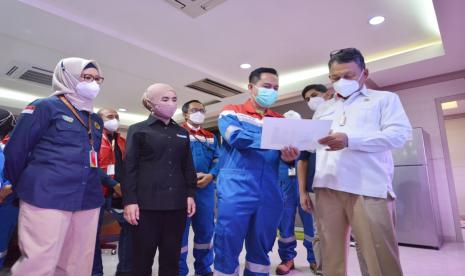 General Manager Pertamina RU VI Balongan Diandoro Arifian, memberikan penjelasan terkait project Balongan kepada Menteri ESDM Arifin Tasrif, didampingi Dirut PT Pertamina (Persero) Nicke Widyawati, Direktur Utama PT KPI Taufik Aditiyawarman, serta kepala BPH Migas Erika Retnowati