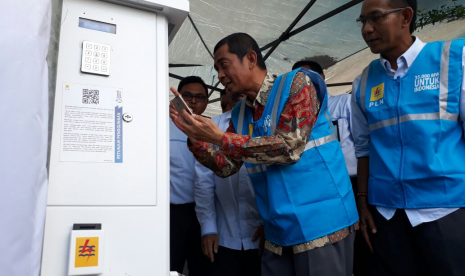 General Manager PLN NTB Mukhtar menjajal Stasiun Penyedia Listrik Umum (SPLU) di Kompleks Islamic Center NTB, Jumat (27/10).