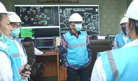 General Manager PLN UID Jawa Tengah dan DIY, Feby Joko Priharto (tengah) saat meresmikan Renovasi Gedung Dispatcher (pengatur) PLN Unit Pelaksana Pengatur Distribusi (UP2D) Jawa Tengah dan DIY, di Jalan Gatot Soebroto, Semarang, Selasa (17/11).