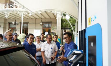 General Manager PLN Unit Induk Distribusi Jakarta Raya Ikhsan Asaad tengah menjelaskan penggunaan aplikasi bernama Charge.IN untuk Stasiun Pengisian Kendaraan Listrik Umum (SPKLU) dengan melakukan roll out aplikasi pada Kamis (5/3) di shelter SPKLU PLN UID Jakarta Raya, Gambir.