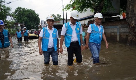 General Manager PLN Unit Induk Distribusi (UID) Jakarta Raya, M. Ikhsan Asaad  (kiri berkacamata hitam) tengah meninjau daerah terdampak banjir beberapa waktu lalu.