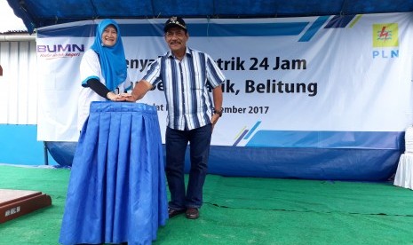 General Manager PLN Wilayah Bangka Belitung, Susiana Mutia, resmikan listrik 24 Jam di Pulau Selat Nasik, Belitung, Sabtu (16/12).