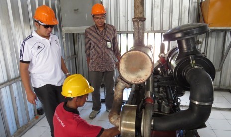 General Manager PLN Wilayah NTT Christiyono (berkaca mata hitam) memantau sistem kelistrikan di Desa Komodo, Kecamatan Komodo, Kabupaten Manggarai Barat, NTT, Rabu (28/3). PLN memperkuat sistem kelistrikan di beberapa kawasan tersebut untuk mendukung acara internasional tahunan IMF-World Bank di Bali, Oktober mendatang.