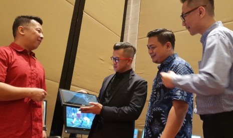  General Manager PT Adakom International Technology Christian Artawinata (kedua kiri), didampingi Dell Client Solution Primawan Badri (ketiga dari kiri), Microsoft Senior Channel Executive Willy Hendrajudo (paling kiri), dan Consumer Country Direktor Dell Tjipto Suparto (paling kanan) saat acara Adakom Gathering di Jakarta, Selasa (17/7).