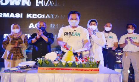 General Manager PT Kilang Pertamina Internasional RU VI Balongan Diandoro Arifian, dan menyerahkan potongan tumpeng tersebut kepada Manager Turn Around RU VI Andik Riyanto serta kepada Ketua Serikat Pekerja Pertamina Bersatu Balongan (SP-PBB) Tri Wahyudi.