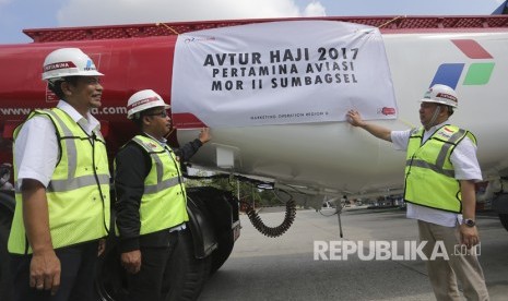 Pemeriksaan pengisian bahan bakar avtur di Depot Pengisian Pesawat Udara (DPPU) Sultan Mahmud Badaruddin (SMB) II Palembang, Sumatera Selatan