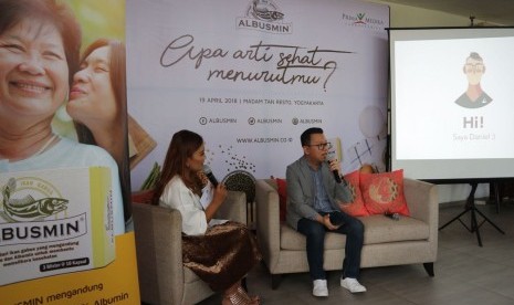 General Manager PT Prima Medika Laboratories, Daniel Thian, saat memberikan paparan mengenai kesehatan pada acara Media Gathering Albusmin, Kamis (19/4).