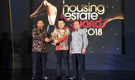 General Manager Sales & Marketing Jakarta Garden City, Hyronimus Yohanes (tengah) saat menerima trophy penghargaan HousingEstate Awards 2018.