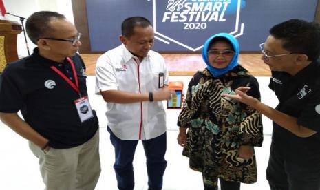 General Manager Wilayah Telkom Samarinda Slamet Riyanto (kedua dari kiri) saat mendemonstrasikan transaksi pembayaran sukses melalui aplikasi QRen disaksikan Kepala Dinas Komunikasi & Informatika Bontang Dasuki (paling kiri), Wali Kota Bontang Neni Moerniaeni (kedua dari kanan), dan Lead Squad QRen Telkom Fajar Eri Dianto (paling kanan) dalam acara Bontang Smart Festival 2020, Jumat (13/3).