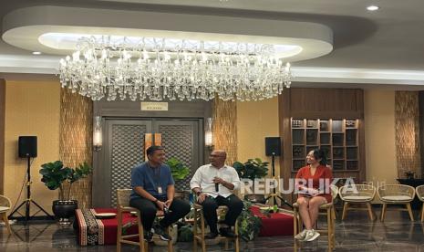 General Manager Wyndham Garden Yogyakarta, Rio Mahendra (Kiri), Eksekutif Chef Wyndham, dan Chef Wiro Hudoyo (Tengah) dalam Press Conference Ramadan Delight, Senin (10/2025).