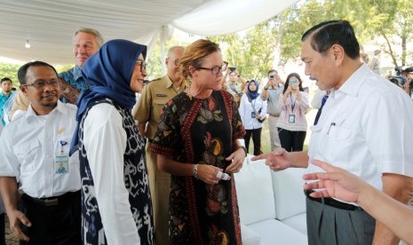 General Secretary Danone Indonesia Vera Galuh (kiri), Presdir Tirta Investama (Danone-Aqua) Corine Tap dan Menko Maritim Luhut Panjaitan berbincang dalam acara peresmian program riset sampah sungai di Jakarta, Rabu (15/5).