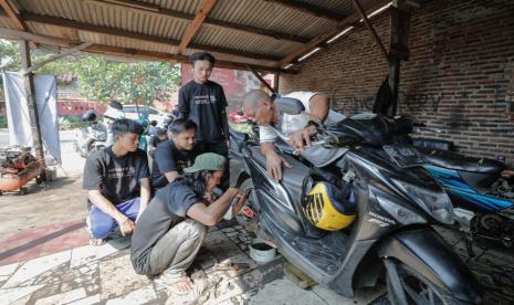 Generasi alumni muda Universitas Sriwijaya (Unsri) dan Universitas Lampung (Unila) berjejaring dalam kelompok sukarelawan Crivisaya Ganjar memberikan layanan oli secara gratis bagi masyarakat pengemudi sepeda moto di lampung. 