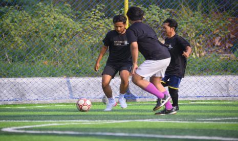 Generasi Alumni Muda Unsri dan Unila Bersama Ganjar (Crivisaya Ganjar) menggelar pertandingan mini soccer di Labuhan Ratu, Kecamatan Kedaton, Kota Bandar Lampung, Provinsi Lampung. 