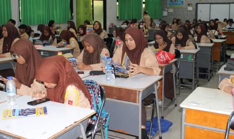 Generasi muda harus siap hadapi era digital, menjadi pesan utama dalam pelatihan yang diadakan oleh Universitas Nusa Mandiri (UNM) di SMKN 46 Jakarta pada Rabu, 17 Juli 2024. 