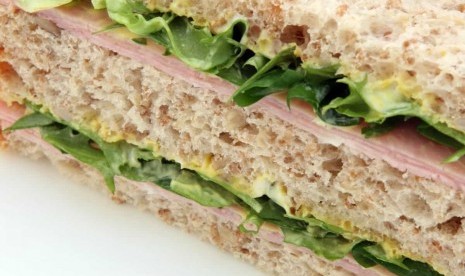 Generasi sandwich menjalani kehidupan terimpit antara generasi di atas dan bawahnya.