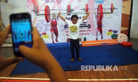 Genggaman lifter saat berlatih di Saba Barbel, Bantul, Yogyakarta.