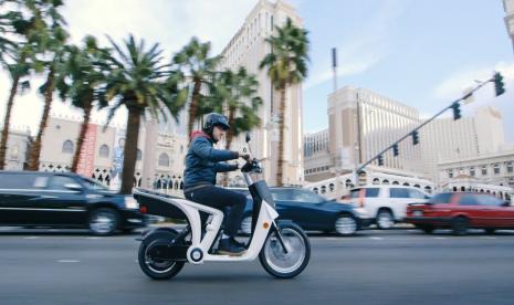 Motor listrik GenZe produksi Mahindra yang dipasarkan di Amerika Serikat. Perusahaan otomotif Mahindra & Mahindra India mempertimbangkan untuk berinvestasi di perusahaan sel baterai guna memenuhi kebutuhan elektrifikasi di masa depan.