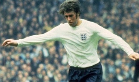 Geoff Hurst mencetak gol kedua Inggris saat mengalahkan Uni Soviet 2-0 dalam perebutan posisi ketiga Piala Eropa 1968.