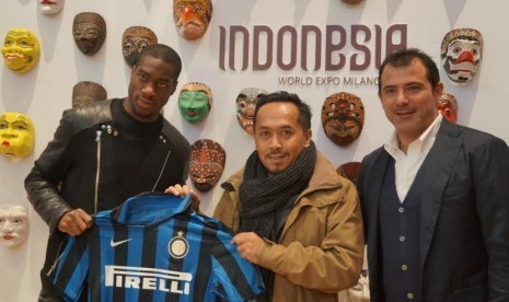 Geoffrey Kondogbia dan Dejak Stankovic bersama Direktur Paviliun Indonesia, Budiman Muhammad.