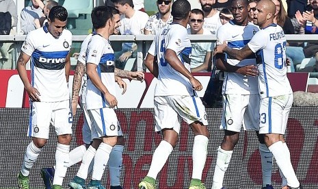 Geoffrey Kondogbia melakukan selebrasi bersama para pemain Inter Milan setelah mencetak gol tunggal yang mengantarkan Inter menang 1-0 atas Torino di Olympic Stadium, Ahad (8/11). 