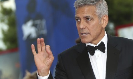 Aktor George Clooney pernah menderita Bells Palsy saat remaja.