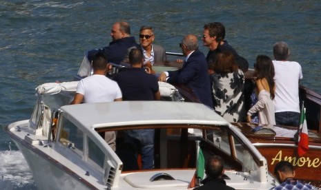 George Clooney saat baru tiba di Venesia dengan kapal cepat bertuliskan Amore.