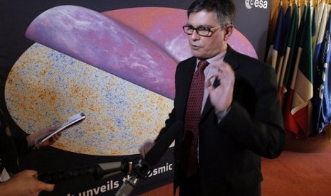 George Efstathiou, a European Space Agency astrophysicist speaks at ESA headquarters, in Paris, Thursday, March 21, 2013 in front of the most detailed map ever created of the cosmic microwave background acquired by ESA's Planck space telescope. 