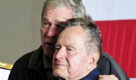 George HW Bush (depan), bersama putranya George W Bush (kiri belakang)