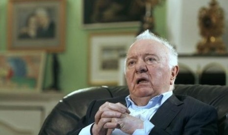 Georgia's former President Eduard Shevardnadze speaks during an interview with Reuters at his residence in Tbilisi September 4, 2009.