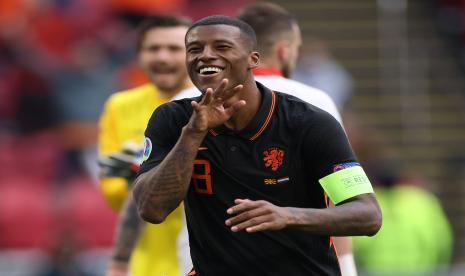 Georginio Wijnaldum dari Belanda melakukan selebrasi setelah mencetak gol kedua timnya pada pertandingan sepak bola babak penyisihan grup C UEFA EURO 2020 antara Makedonia Utara dan Belanda di Amsterdam, Belanda, 21 Juni 2021. 