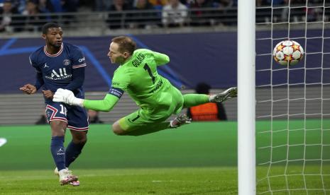 Georginio Wijnaldum dari PSG (kiri) mencetak gol kedua timnya selama pertandingan sepak bola Liga Champions Grup A antara RB Leipzig dan Paris Saint Germain di Red Bull Arena di Leipzig, Jerman, Rabu, 3 November 2021.