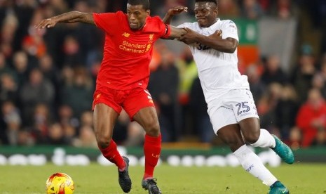 Georginio Wijnaldum (kiri) saat beraksi di Anfield