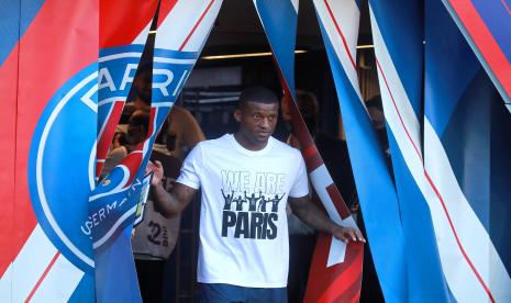 Georginio Wijnaldum tiba untuk menghadiri presentasinya sebelum pertandingan sepak bola Ligue 1 Prancis antara Paris Saint Germain dan Strasbourg di stadion Parc des Princes di Paris, Prancis, 14 Agustus 2021.