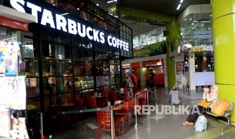 Gerai kopi starbuck di Stasiun Gambir. 