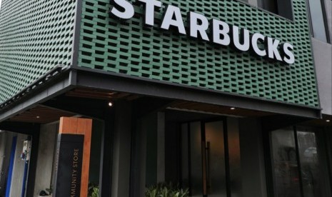 Aqua dengan botol edisi khusus ramah lingkungan tersedia di gerai Starbucks (Foto: gerai Starbucks Community Store Tanah Abang)