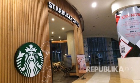 Pengunjung Starbucks menjadi korban pengintipan di salah satu gerai Starbucks di Jakarta. Starbucks sudah melakukan pemecatan ke karyawan yang dianggap melakukan tindakan tidak sopan ke pengunjung.