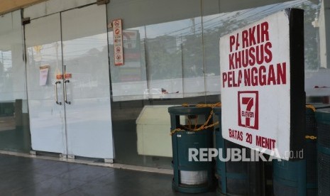 Gerai waralaba 7 Eleven (sevel) di bilangan jl Salemba Jakarta nampak tutup, Rabu (28/6).